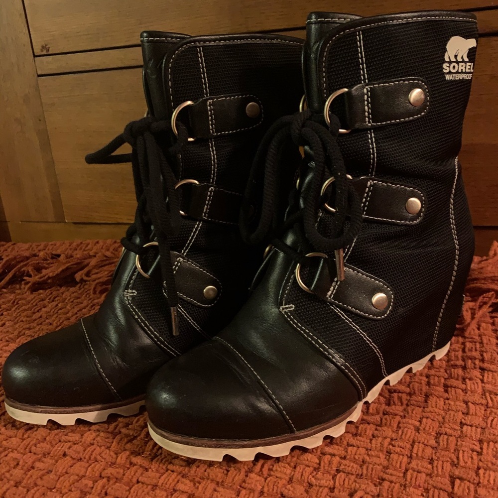 Sorel Joan of Arctic black and white 7.5 wedges